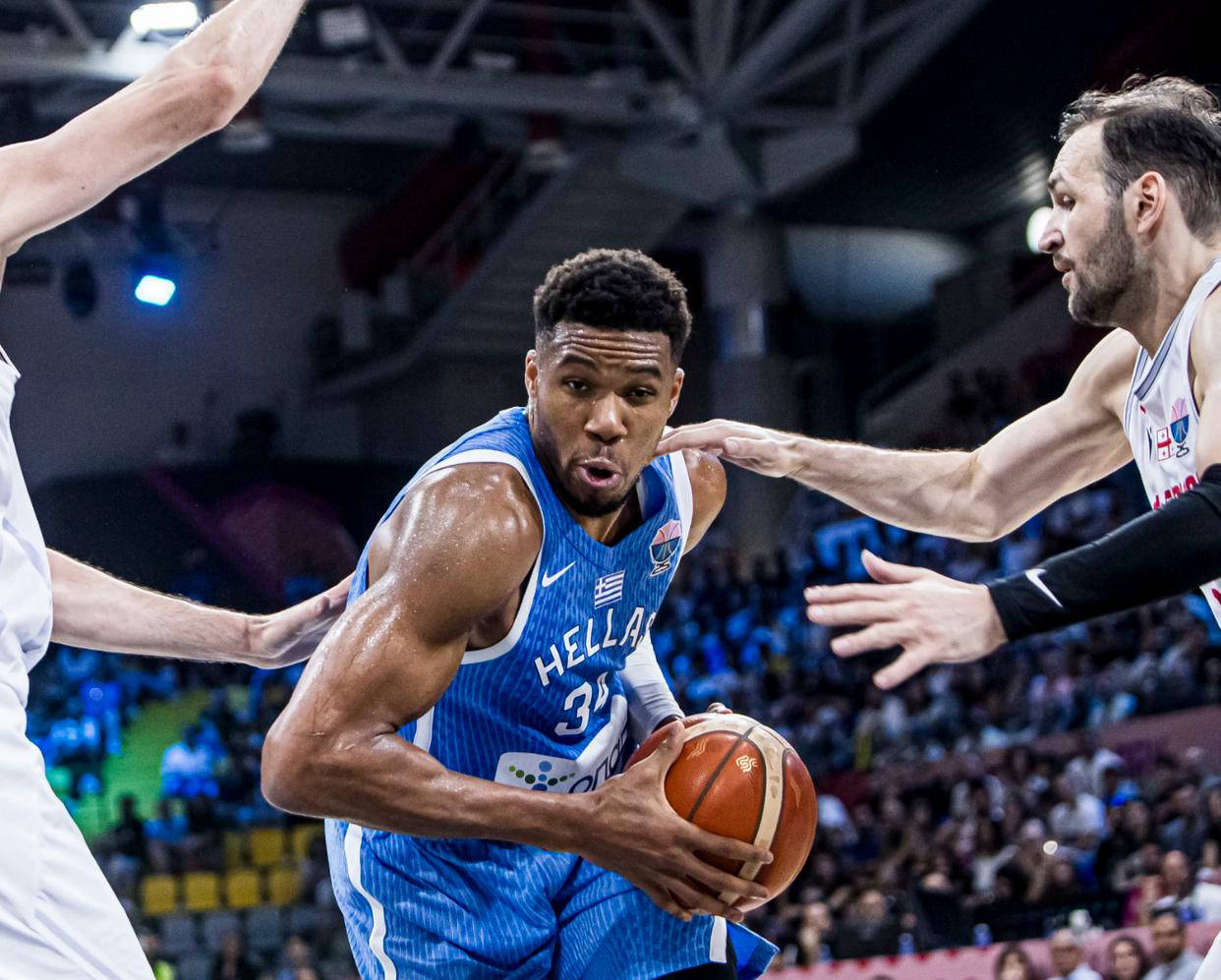 关于字母哥回归赛场，连败首场状态亮眼，公牛观众沸腾！的信息